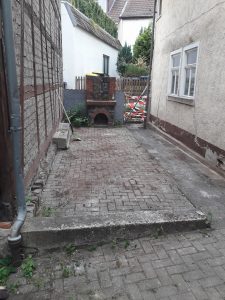 Betonplfaster und Grill